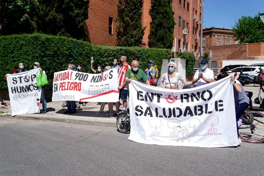 Archivo - Los vecinos y asociaciones del CEIP Miguel de Unamuno, protestan con una pancarta donde se puede leer "Entorno saludable" por la instalaci&oacute;n de 4 chimeneas de unas cocinas industriales frente al patio del colegio  