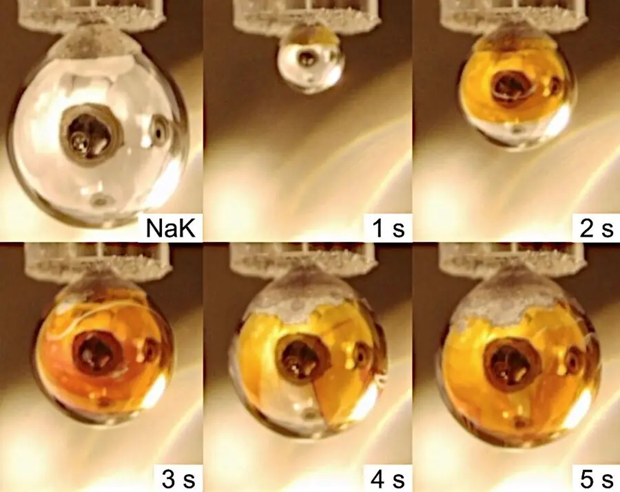La imagen de la parte superior izquierda muestra una gota de Na-K en el vac&iacute;o sin vapor de agua. Las otras im&aacute;genes muestran el desarrollo de esta gota a lo largo del tiempo cuando hay vapor de agua.