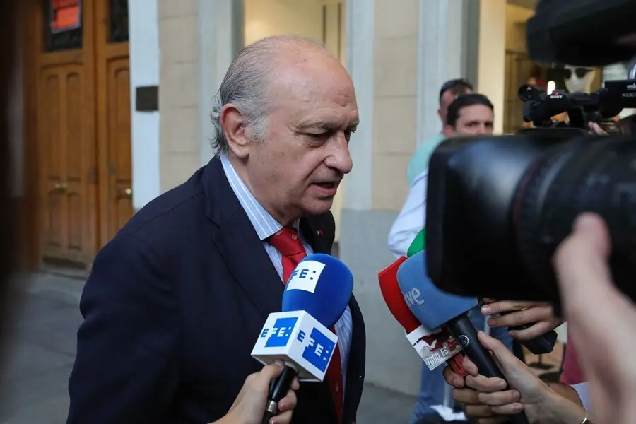 Archivo - El exministro de Interior y miembro del PP, Jorge Fern&aacute;ndez D&iacute;az, atiende a los medios de comunicaci&oacute;n a su llegada a la presentaci&oacute;n de su libro "Cada d&iacute;a tiene su af&aacute;n" en la Librer&iacute;a Nebl&iacute;, Calle Serrano 80, en Madrid, a 10 de octubre de 2019