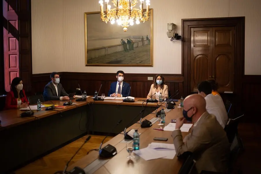 El vicepresidente de la Generalitat, Jordi Puigner&oacute;, y la consellera de Presidencia de la Generalitat, Laura Vilagr&agrave;, presiden la reuni&oacute;n con los representantes de los grupos parlamentarios antes de la comisi&oacute;n bilateral, a 29 de julio de 2021, en el Parl