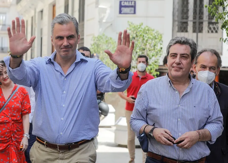 El secretario general de VOX, Javier Ortega Smith (i), y el presidente de Vox en Valencia, Jos&eacute; Mar&iacute;a Llanos (d), a su llegada a la inauguraci&oacute;n de la nueva sede del partido en la calle Navellos de Valencia, a 29 de julio de 2021, en Valencia