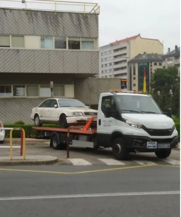 Coche inspeccionado por la Polic&iacute;a en Ourense en relaci&oacute;n al triple crimen de la familia barrio ocurrido en Burgos.