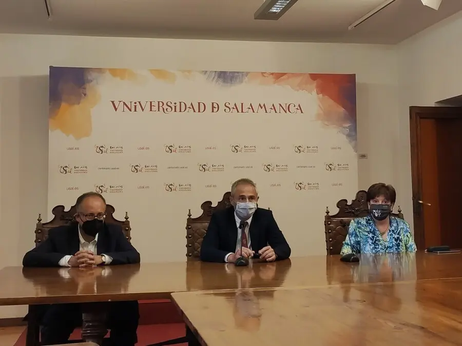 El rector de la USAL, Ricardo Rivero (centro), informa de los asuntos tratados en el Consejo de Gobierno de la instituci&oacute;n.