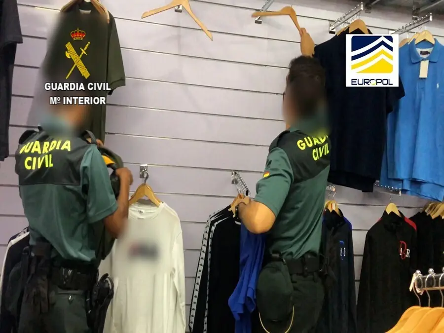 Agentes de la Guardia Civil durante una operaci&oacute;n contra la falsificaci&oacute;n