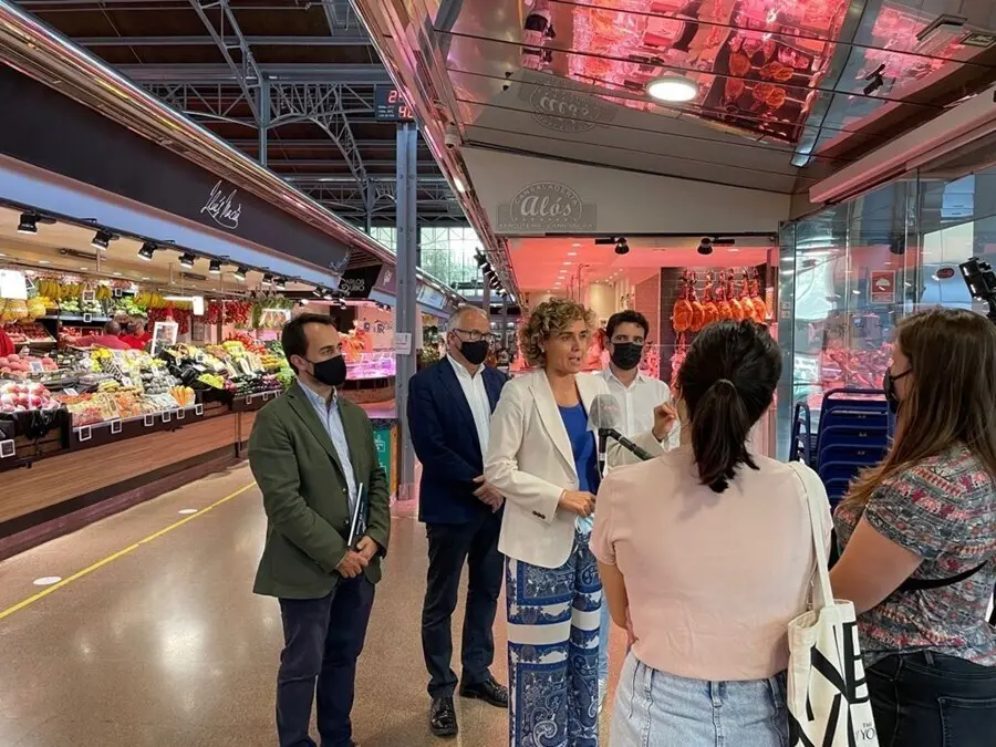 Dolors Montserrat, &Oacute;scar Ram&iacute;rez, Josep Bou y Manu Reyes (PP) en una visita al Mercat del Ninot de Barcelona
