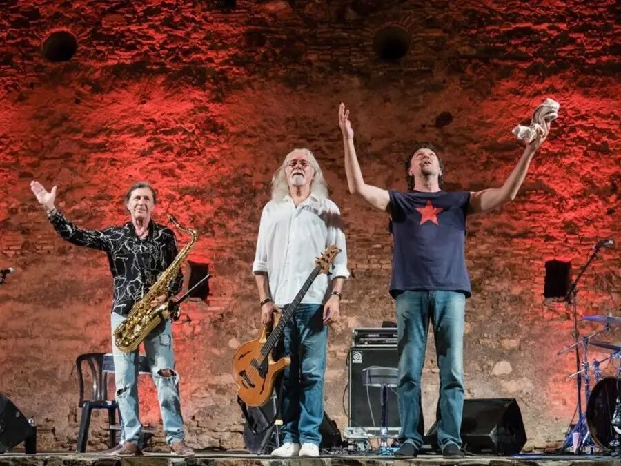 Carles Benavent (bajo el&eacute;ctrico), Tino di Geraldo (bater&iacute;a) y Jorge Pardo (saxo y flauta) en una actuaci&oacute;n