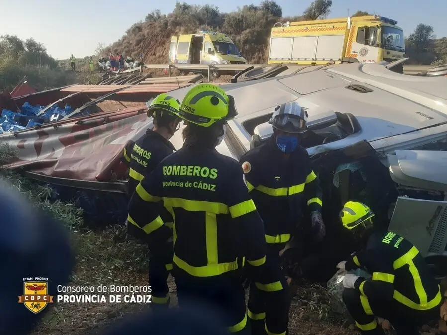 Efectivos de bomberos actuando sobre el cami&oacute;n siniestrado