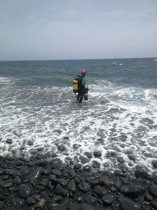 Un agente del GEAS en la zona de Salinas del Carmen, en Antigua (Fuerteventura)