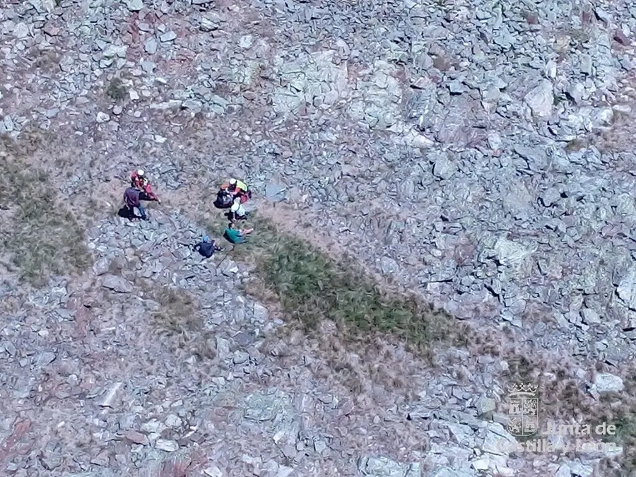 Efectivos del Grupo de Rescate de Protecci&oacute;n Civil auxilian a una joven que sufri&oacute; una reacci&oacute;n al&eacute;rgica en la Sierra de Gredos.