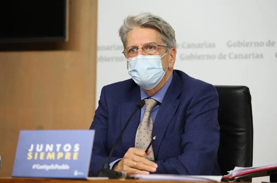 Archivo - El portavoz del Gobierno de Canarias, Julio P&eacute;rez, en rueda de prensa