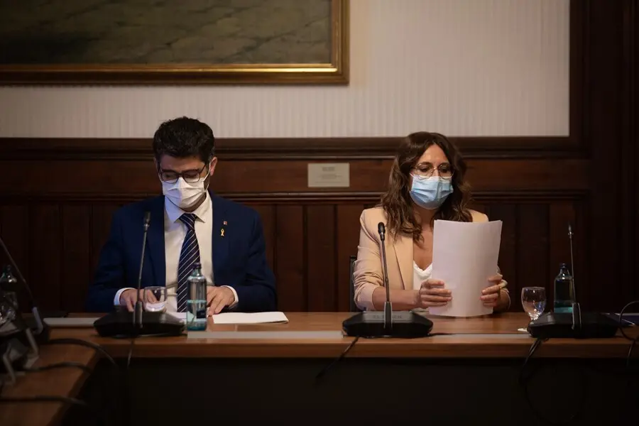 El vicepresidente de la Generalitat, Jordi Puigner&oacute; (i), y la consellera de Presidencia de la Generalitat, Laura Vilagr&agrave; (d), durante una reuni&oacute;n en el Parlament con los grupos parlamentarios previa a la comisi&oacute;n bilateral, a 29 de julio de 2021.
