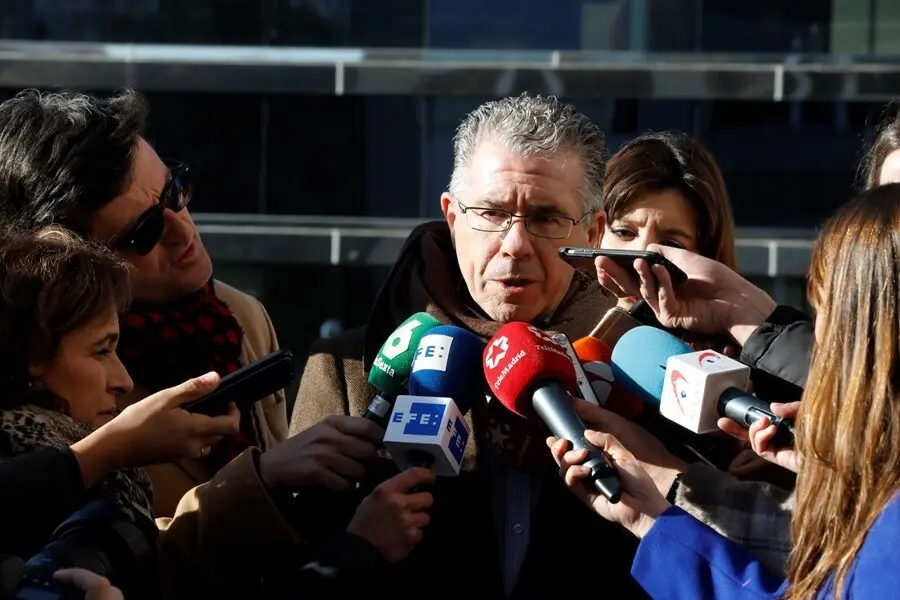 Archivo - El exsecretario general del PP de Madrid Francisco Granados ofrece declaraciones a los medios de comunicaic&oacute;n antes de testitificar en el juicio que se celebra en la Audiencia Provincial de Madrid por el presunto espionaje pol&iacute;tico a ex altos ca