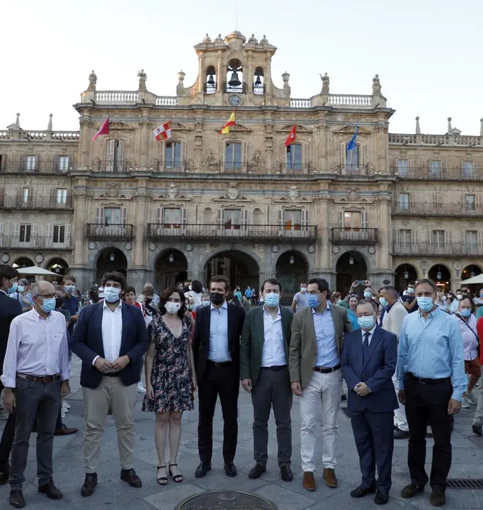 Pablo Casado, junto a presidentes auton&oacute;micos del PP, el alcalde de Salamanca y el presidente de la Diputaci&oacute;n provincial, en la Plaza Mayor de la capital salmantina.