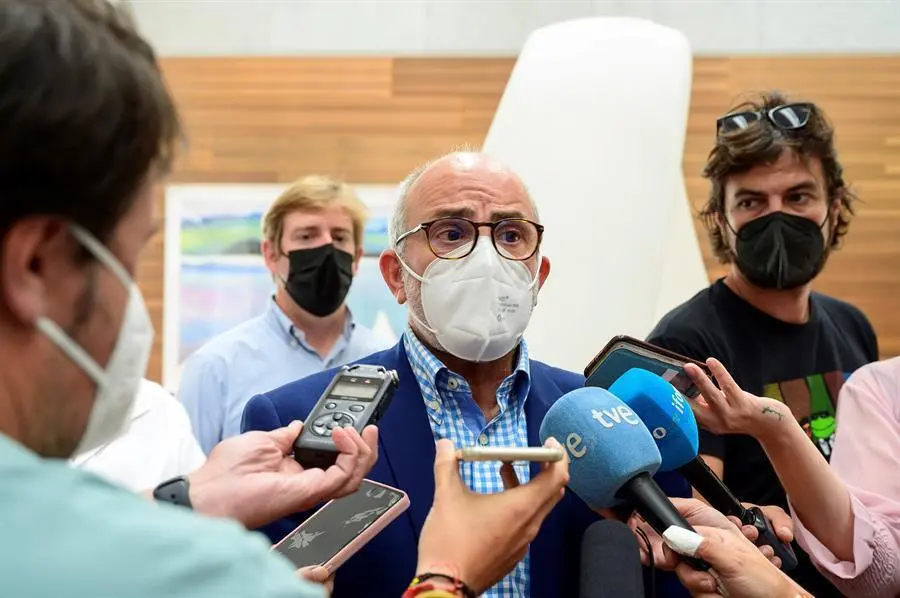 El consejero de Sanidad de Cantabria, Miguel Rodr&iacute;guez, atiende e los medios de comunicaci&oacute;n tras la reuni&oacute;n mantenida con los alcaldes de los municipios que cierran el interior de la hosteler&iacute;a por la incidencia del coronavirus, este jueves en Santander. EFE/Pedro Puente Hoyos