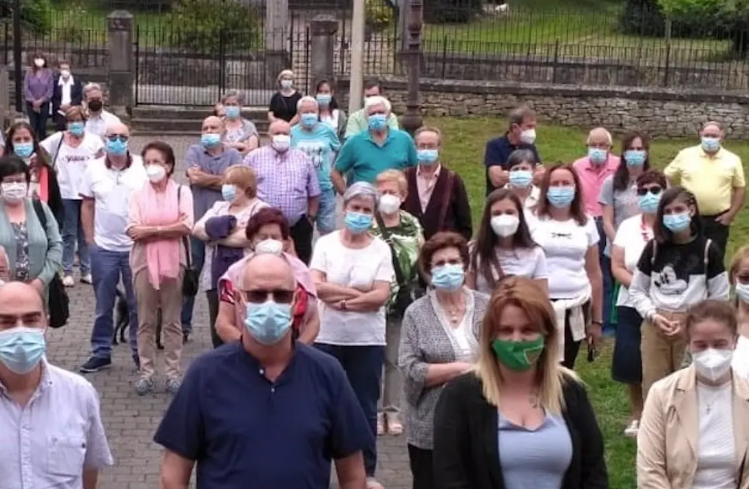 Los vecinos de Villaverde en su protesta por los servicios sanitarios.