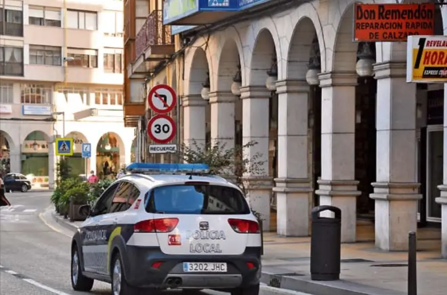 Vista de un coche de la polic&iacute;a local por las calles del centro de Torrelavega. / S. D&Iacute;AZ