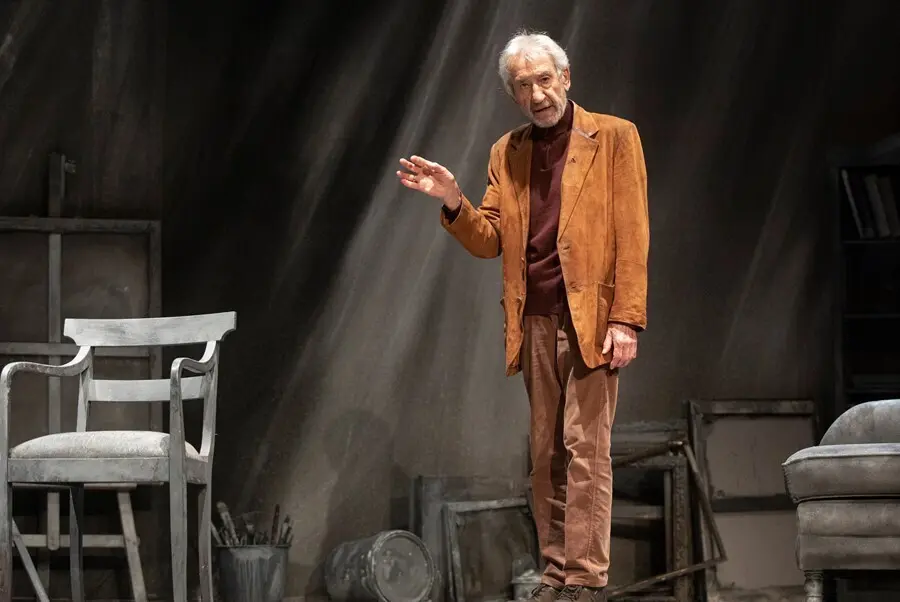 Archivo - El actor Jos&eacute; Sacrist&aacute;n, durante el ensayo de la obra de teatro 'Se&ntilde;ora de rojo sobre fondo gris'. En Tomares (Sevilla, Andaluc&iacute;a, Espa&ntilde;a), a 05 de noviembre de 2020.