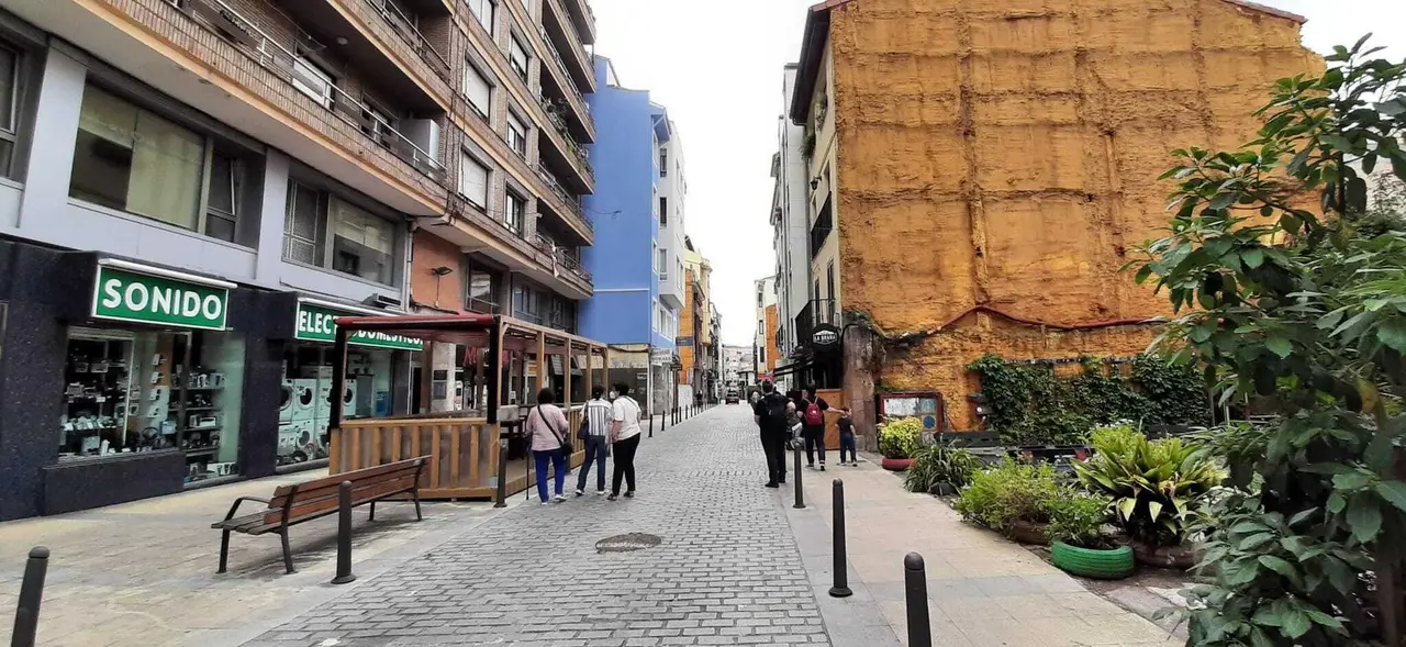 Vista de la calle Argumosa en Torrelavega, donde se realizan tambi&eacute;n conciertos. / S. D&iacute;az