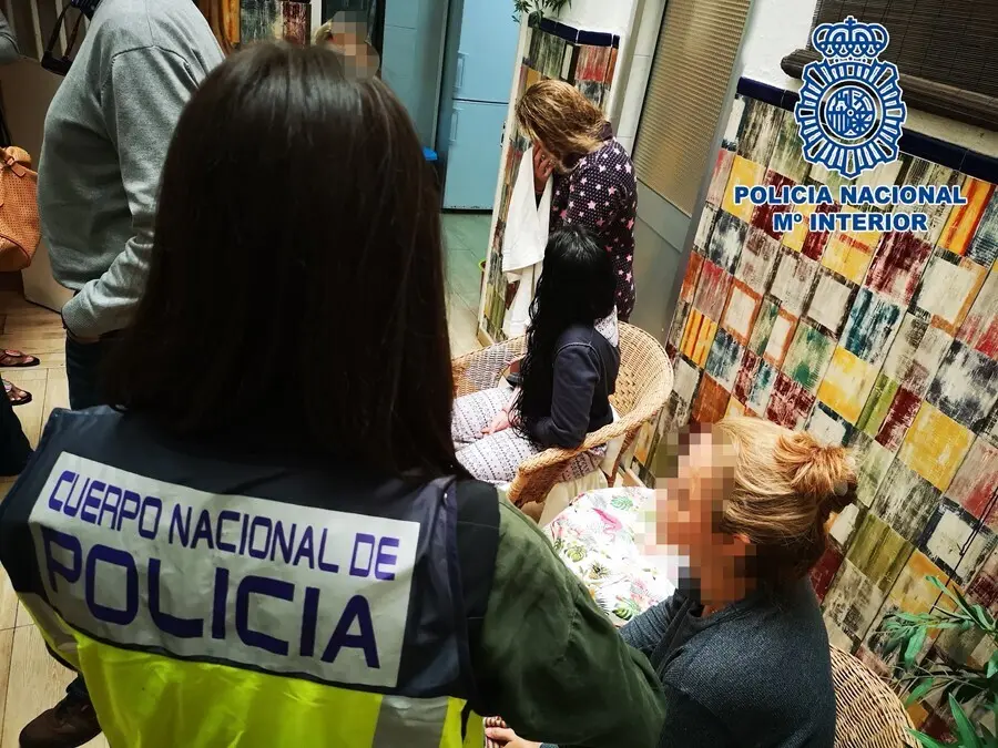 Archivo - Vivienda registrada por la polic&iacute;a en una operaci&oacute;n contra la trata la seres humanos