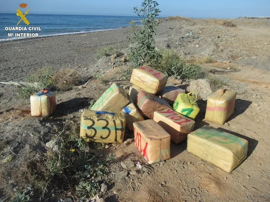 Fardos de hach&iacute;s interceptados en una playa de Albu&ntilde;ol (Granada)
