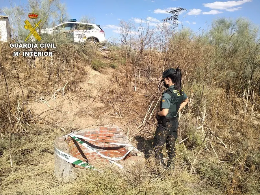 La Guardia Civil auxilia a un hombre que se lanz&oacute; a un pozo para rescatar a su perro en Ol&iacute;as.