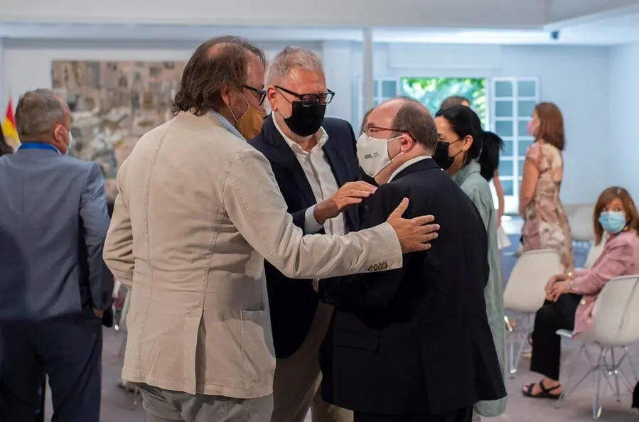 El ministro de Cultura y Deporte, Miquel Iceta (d), conversa con familiares y amigos durante el acto de toma de posesi&oacute;n de altos cargos del Ministerio de la Presidencia, Relaciones con las Cortes y Memoria Democr&aacute;tica y del de Cultura y Deporte, a 28 de 