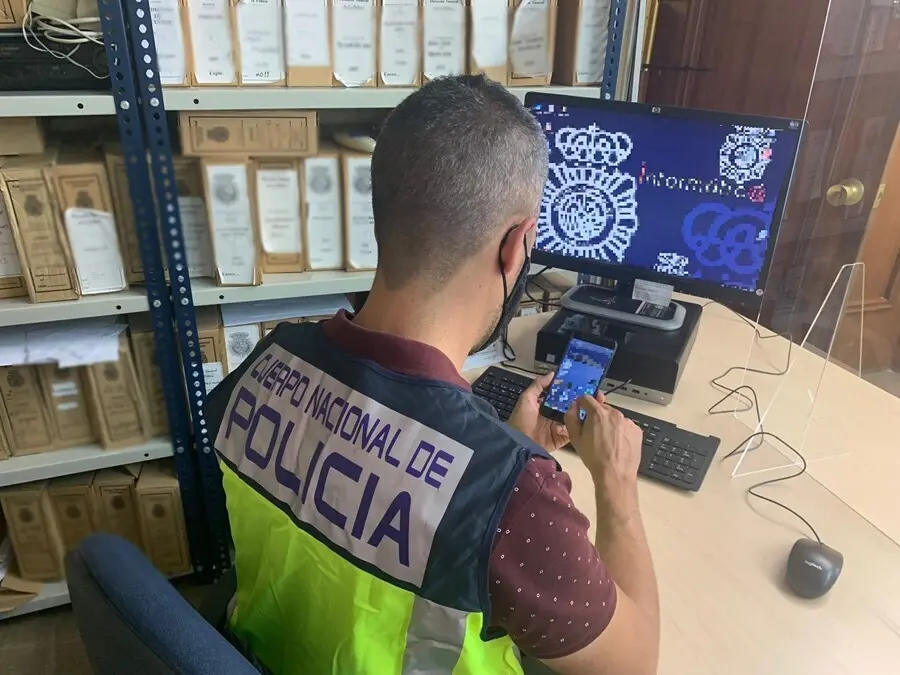 Agente de Polic&iacute;a en investigaci&oacute;n
