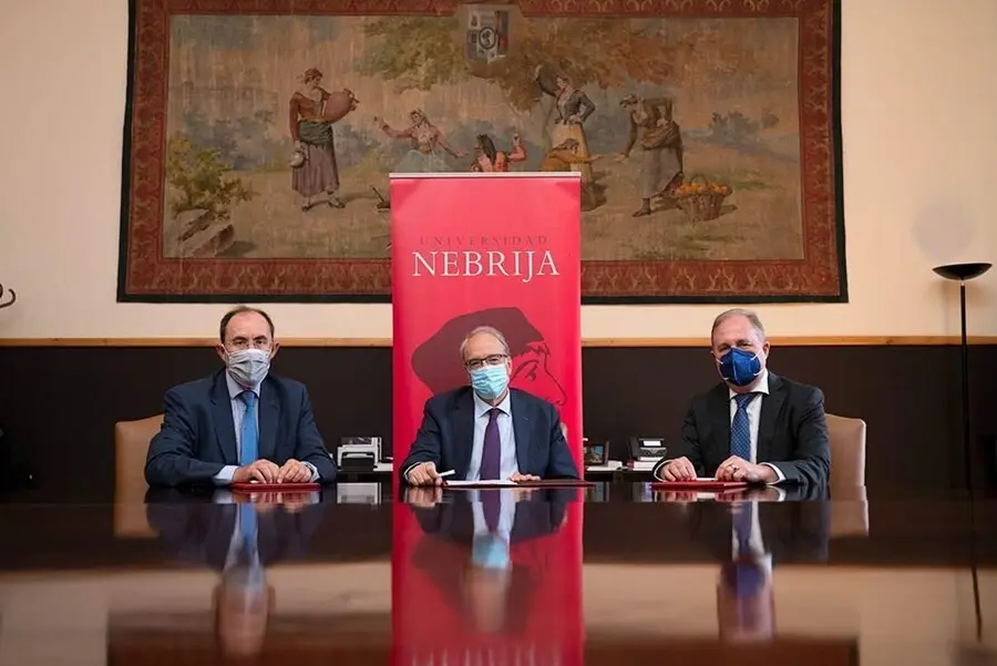 De izquierda a derecha, Mauricio Fern&aacute;ndez, editor de Escudo Digital; Jos&eacute; Mu&ntilde;iz Fern&aacute;ndez, rector de la Universidad Nebrija, y Bernardino Cortijo, CEO de Dacor Intelligence. Firman un acuerdo para formaci&oacute;n de profesionales en Cibeseguridad.