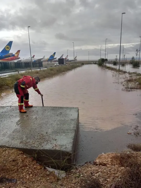 Las lluvias en la provincia de Teruel provocan peque&ntilde;os desprendimientos en v&iacute;as e inundaciones en el aeropuerto.