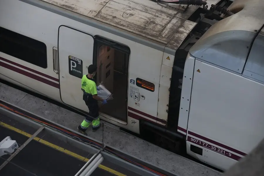 Archivo - Un trabajador entra en un tren en la estaci&oacute;n de Atocha 
