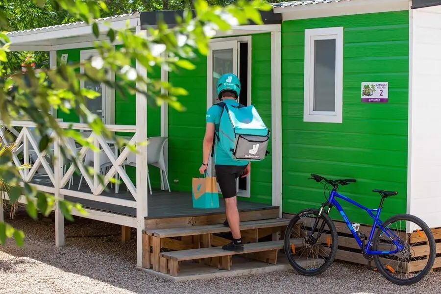 Archivo - Deliveroo ampl&iacute;a su servicio de entrega a los campings en Espa&ntilde;a