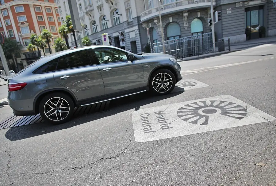 Archivo - Un coche sobre el distintivo de Madrid Central en Madrid (Espa&ntilde;a), a 27 de julio de 2020.