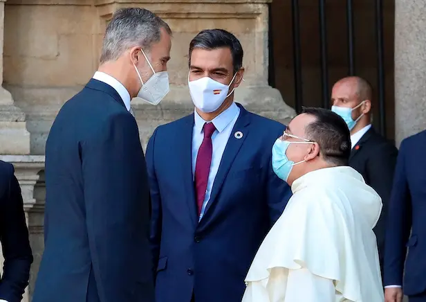 El rey Felipe junto al presidente del Gobierno, Pedro S&aacute;nchez a las puertas del Convento de San Esteban, en Salamanca, antes de la XXIV Conferencia de Presidentes, el m&aacute;ximo &oacute;rgano pol&iacute;tico de coordinaci&oacute;n multilateral. EFE /JUANJO MARTIN