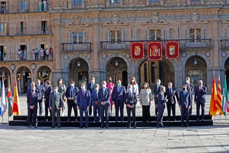 El presidente del Gobierno, Pedro S&aacute;nchez (3i), y el rey Felipe VI (4i), posan junto a todos los presidentes auton&oacute;micos de Espa&ntilde;a, salvo el presidente de la Generalitat de Catalu&ntilde;a, para la foto de familia de la XXIV Conferencia de Presidentes en Salaman