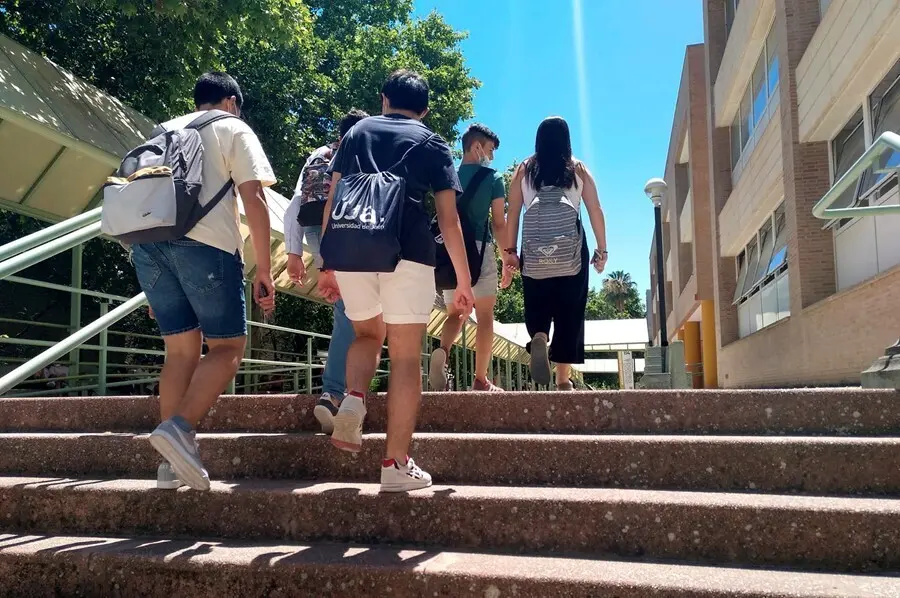 Estudiantes en el Campus.