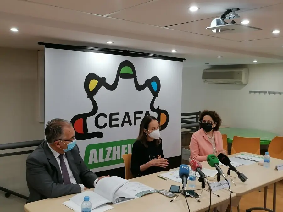 El alcalde de Pamplona, Enrique Maya; la presidenta de CEAFA, Cheles Cantabrana; y la consejera de Derechos Sociales del Gobierno de Navarra, M&ordm; Carmen Maeztu