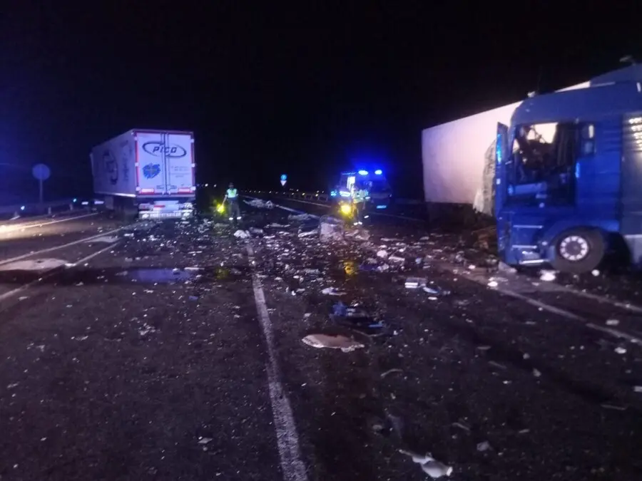 En el accidente se han visto implcados dos camiones y un turismo
