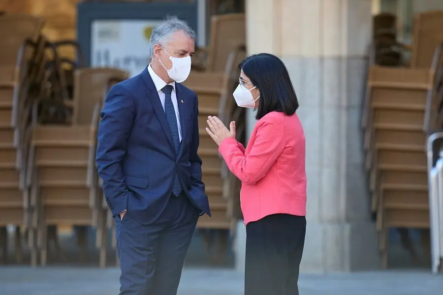 La ministra de Sanidad, Carolina Darias, conversa con el lehendakari, I&ntilde;igo Urkullu, a su llegada a la Plaza Mayor de Salamanca para celebrar la XXIV Conferencia de Presidentes, a 30 de julio de 2021, en Salamanca, Castilla y Le&oacute;n (Espa&ntilde;a) 