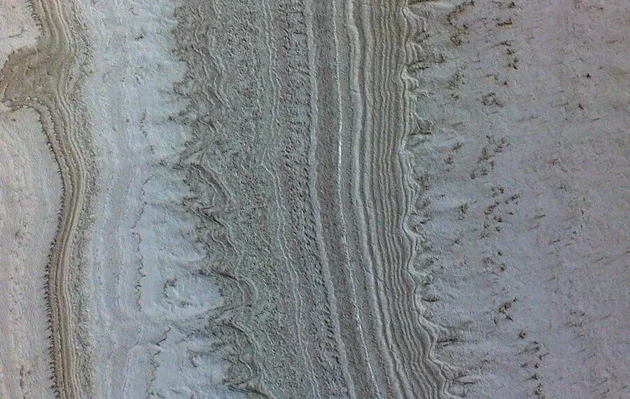 Esta imagen tomada por el la sonda espacial Mars Reconnaissance Orbiter de la NASA muestra capas de hielo en el polo sur de Marte. La nave espacial detect&oacute; arcillas cerca de este hielo.  