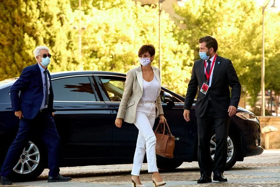 La ministra de Pol&iacute;tica Territorial, Isabel Rodr&iacute;guez, a su llegada a la Plaza Mayor de Salamanca para celebrar la XXIV Conferencia de Presidentes, a 30 de julio de 2021, en Salamanca, Castilla y Le&oacute;n (Espa&ntilde;a). Los tres grandes temas a tratar en esta reun