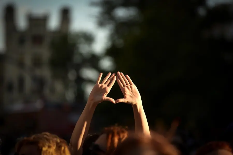 Archivo - Una mujer participa en una concentraci&oacute;n contra los cr&iacute;menes machistas, a 22 de junio de 2021, en Valencia.