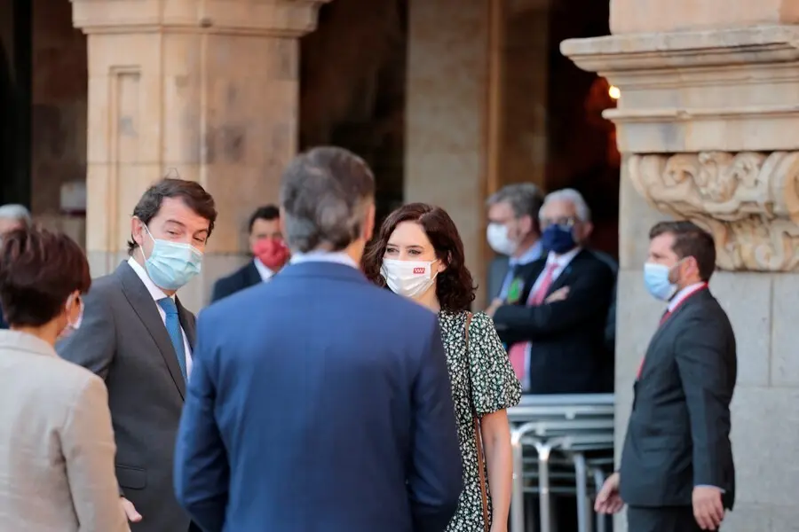 El presidente de la Junta de Castilla y Le&oacute;n, Alfonso Fern&aacute;ndez Ma&ntilde;ueco (2i), conversa con la presidenta de la Comunidad de Madrid, Isabel D&iacute;az Ayuso (4i), a su llegada a la Plaza Mayor de Salamanca para celebrar la XXIV Conferencia de Presidentes, a 30 d