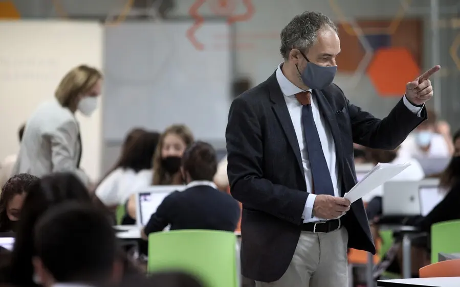 Archivo - Imagen de archivo de un profesor de Matem&aacute;ticas de 4&ordm; de la ESO, durante una clase en un colegio de San Sebasti&aacute;n de los Reyes (Madrid)