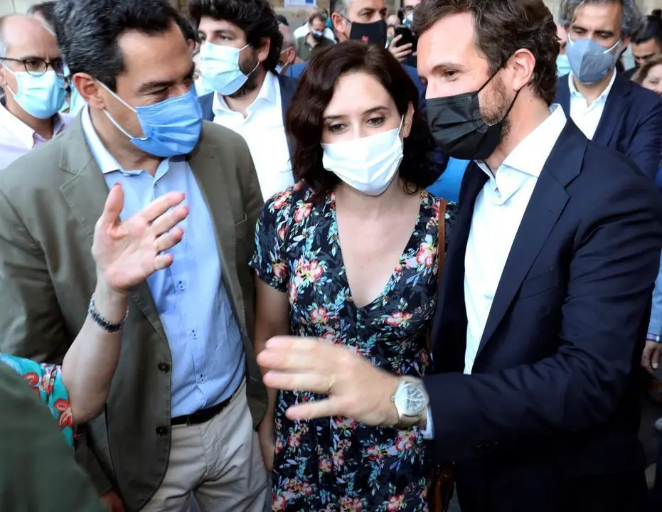 SALAMANCA, 29/07/2021.- El presidente del PP, Pablo Casado (d), acompa&ntilde;ado hoy jueves por el presidente de Andalucia, Juanma Moreno y la presidenta de la Comunidad de Madrid, Isabel D&iacute;az Ayuso, previo a la Conferencia de Presidentes que se celebra este viernes en Salamanca. EFE/J.M.GARCIA.