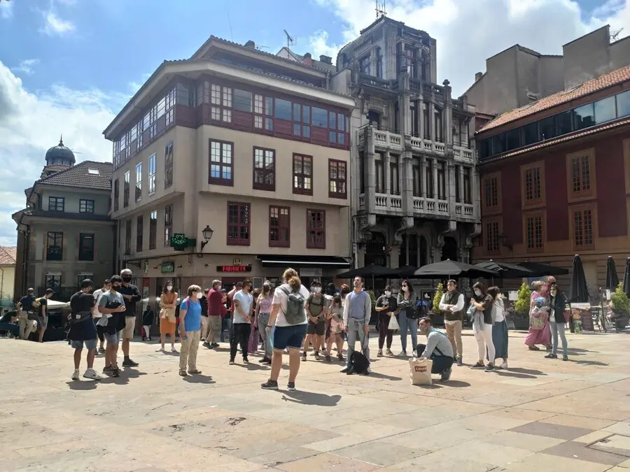 Personas con mascarilla en las calles de Oviedo y terrazas de hosteler&iacute;a.