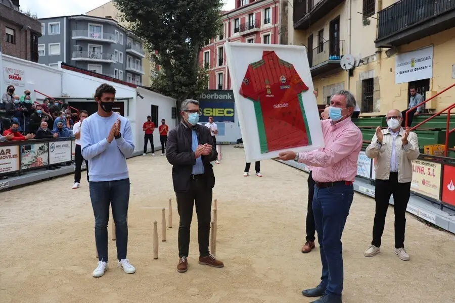 Homenaje a los sanitarios por su labor durante la pandemia de la Pe&ntilde;a Bol&iacute;stica de Torrelavega