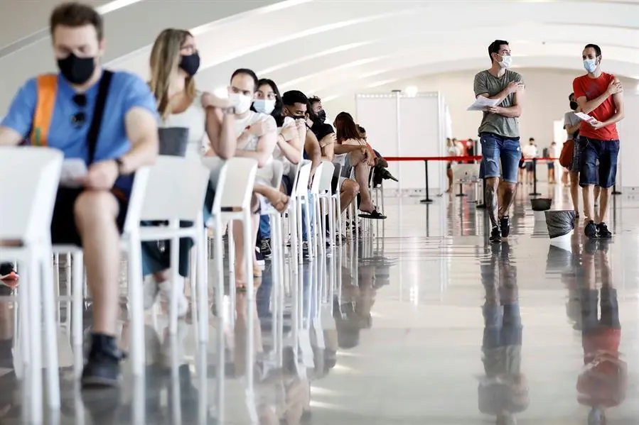 Desde gente disfrazada, hasta otros que traen peque&ntilde;os obsequios para los sanitarios, son numerosas las an&eacute;cdotas que est&aacute; dejando el proceso de vacunaci&oacute;n masiva contra el coronavirus. En la imagen numerosas personas esperan por si tuvieran alguna reacci&oacute;n tras recivbri su dosis de vacuna este pasado mi&eacute;rcoles en la Ciudad de las Artes y las Ciencias de Valencia. EFE/Ana Escobar