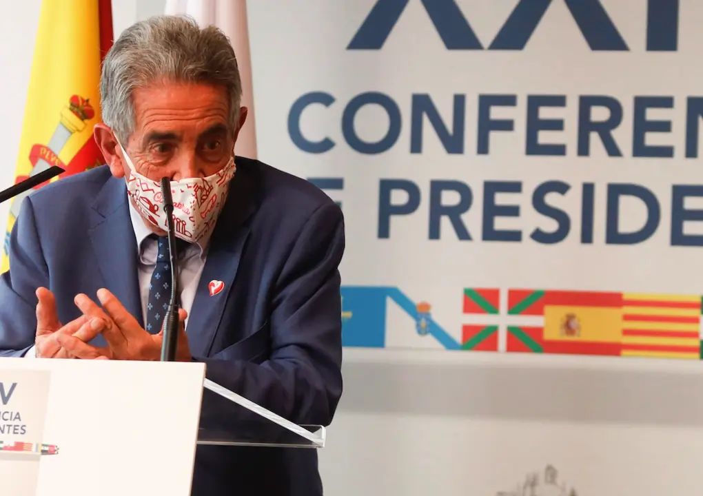 El presidente de Cantabria, Miguel &Aacute;ngel Revilla, comparece al t&eacute;rmino de la reuni&oacute;n de trabajo de la XXIV Conferencia de Presidentes, el m&aacute;ximo &oacute;rgano pol&iacute;tico de coordinaci&oacute;n multilateral, celebrada este viernes en el Convento de San Esteban, en Salamanca. EFE/ J.M.Garc&iacute;a