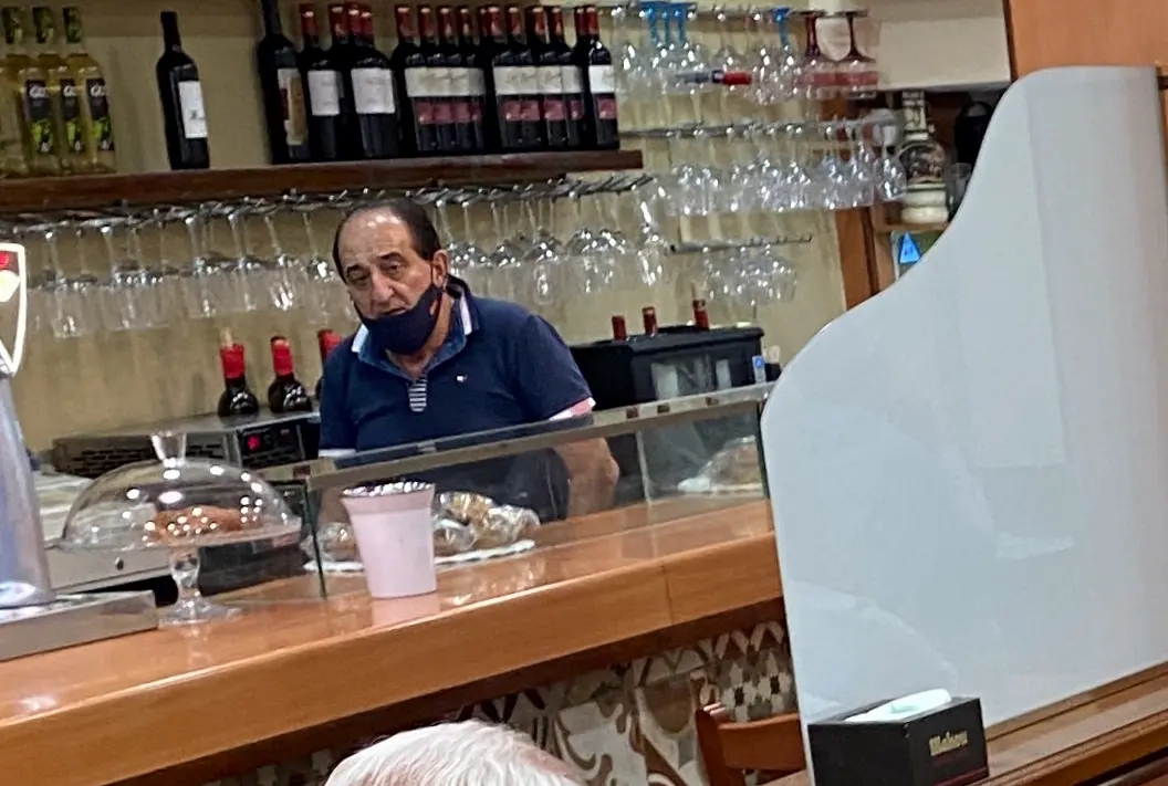 Un hostelero en un bar de Santander. / Hardy