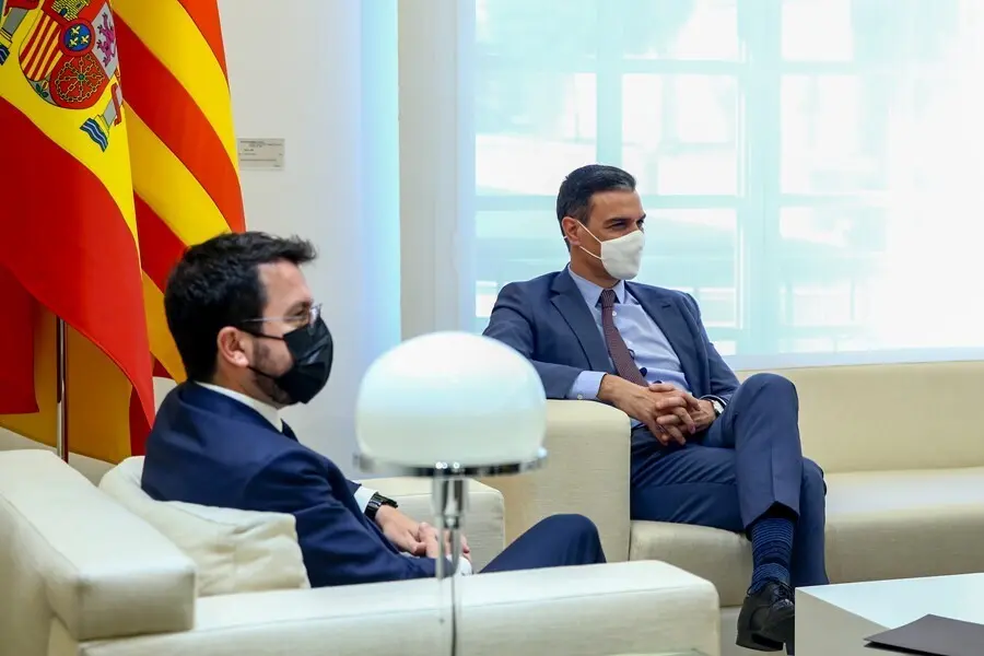 Archivo - El presidente del Gobierno, Pedro S&aacute;nchez (d); y el president de la Generalitat de Catalunya, Pere Aragon&egrave;s, durante una reuni&oacute;n en el Palacio de la Moncloa, a 29 de junio de 2021, en Madrid (Espa&ntilde;a). Ambos mandatarios se re&uacute;nen hoy por primera 
